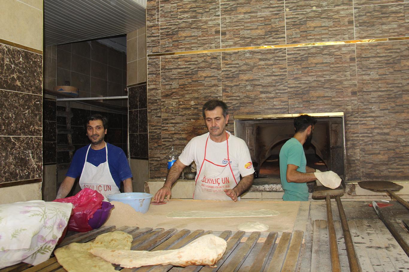 Ekmek pişirmeye çalışan işçiler